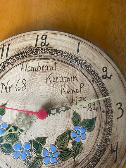 Hembrant Keramik väggklocka Rune P Ekshärad med blommotiv
