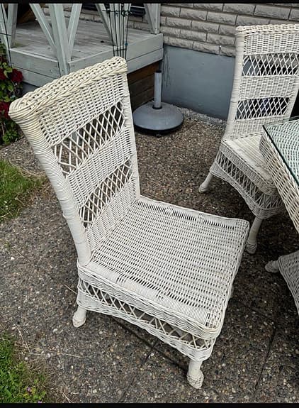 Vitt rotting matbord med 4 stolar