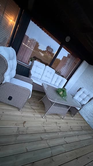 Trädgårdsmöbelset med bord
