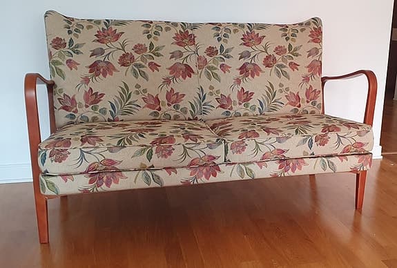 Bröderna Anderssons - blommig tvåsitssoffa