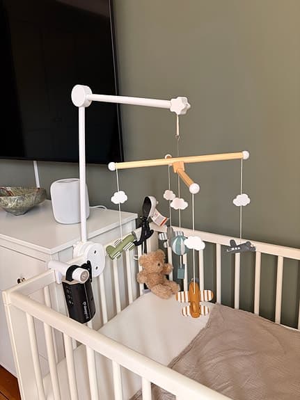 Babymobil flygplan och mobilarm i trä från Jabadabado.