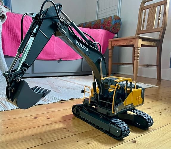 Radiostyrd Volvo Grävmaskin EC160E Skala 1:16
