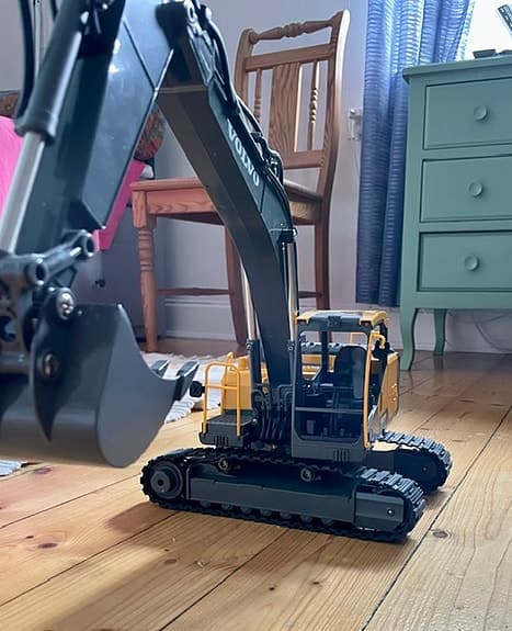 Radiostyrd Volvo Grävmaskin EC160E Skala 1:16