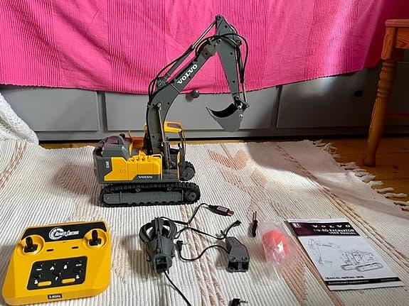 Radiostyrd Volvo Grävmaskin EC160E Skala 1:16