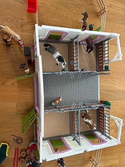 Schleich hästgård med stall och hästar
