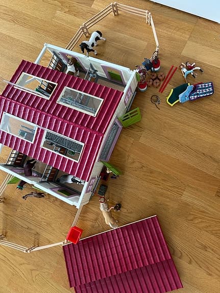 Schleich hästgård med stall och hästar