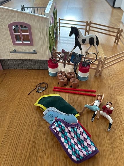 Schleich hästgård med stall och hästar