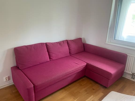 Snygg och praktisk bäddsoffa i nyskick med förvaring