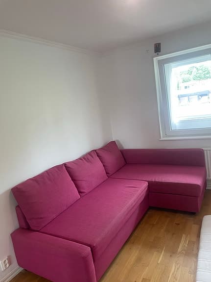 Snygg och praktisk bäddsoffa i nyskick med förvaring