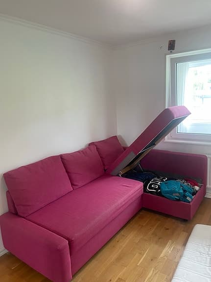 Snygg och praktisk bäddsoffa i nyskick med förvaring