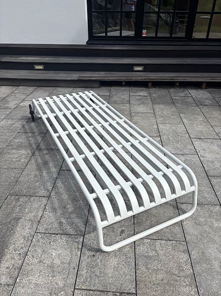 Jotex NERJA solsäng vit med grå dyna