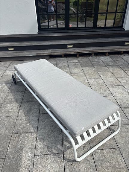 Jotex NERJA solsäng vit med grå dyna