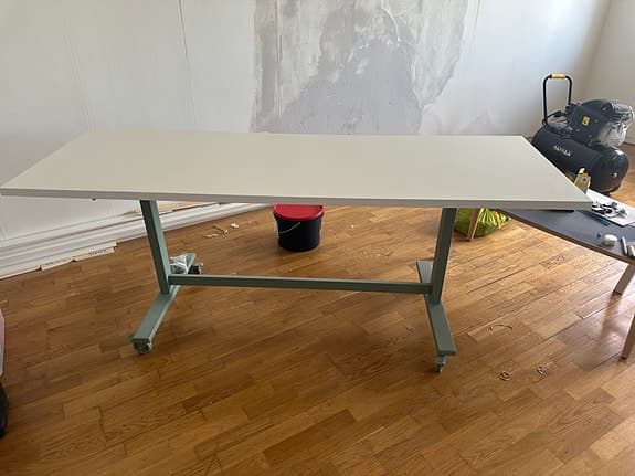 Bord med hjul och tippbar bordsskiva för smidig förflyttning och förvaring