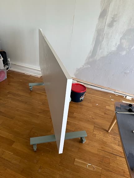 Bord med hjul och tippbar bordsskiva för smidig förflyttning och förvaring