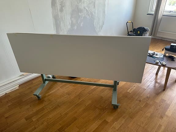 Bord med hjul och tippbar bordsskiva för smidig förflyttning och förvaring