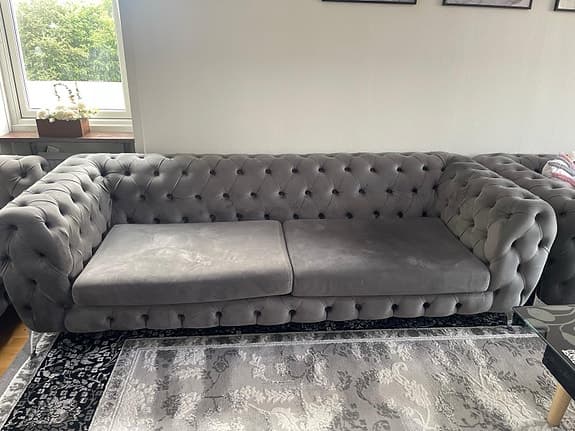 Stilren och elegant Chesterfield-soffa i grå sammet