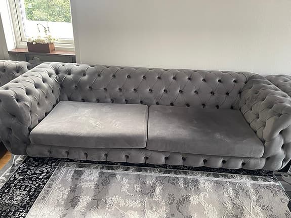 Stilren och elegant Chesterfield-soffa i grå sammet