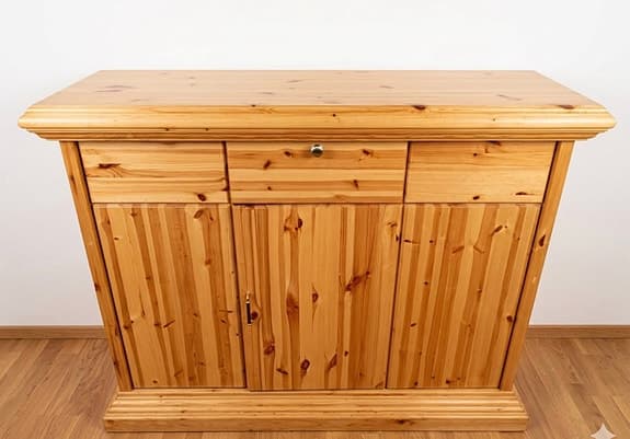 Fin skänk / sidobord i gedigen furu