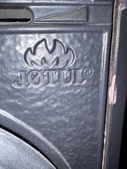 Jøtul 3 gjutjärnskamin svart