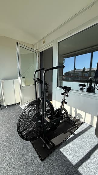 Säljer en stabil och rejäl Thor Airbike (motionscykel) i absolut toppskick.