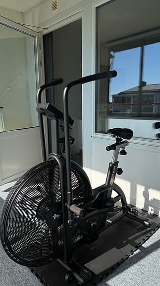 Säljer en stabil och rejäl Thor Airbike (motionscykel) i absolut toppskick.