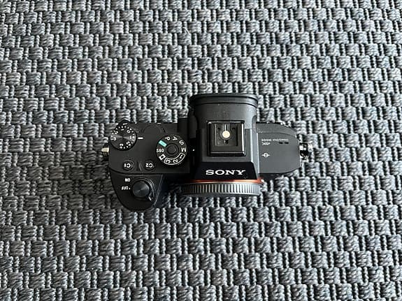 Sony A7R III + 2 objektiv och tillbehör säljes