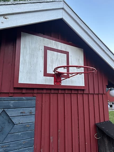 Basketkorg med väggfäste röd