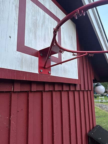 Basketkorg med väggfäste röd