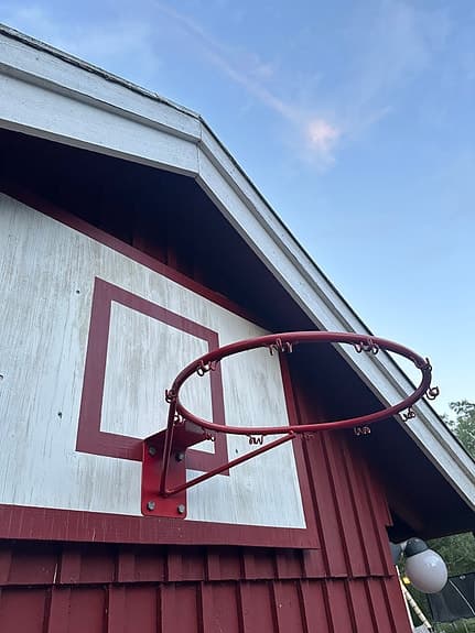 Basketkorg med väggfäste röd