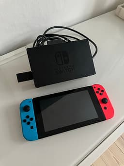 Nintendo Switch med blå och röd Joy-Con