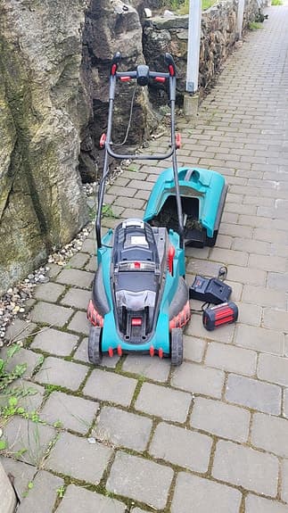 Bosch batteridriven gräsklippare 36V – laddare & uppsamlare ingår
