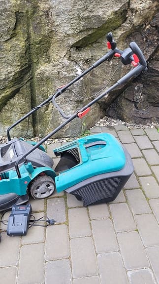 Bosch batteridriven gräsklippare 36V – laddare & uppsamlare ingår