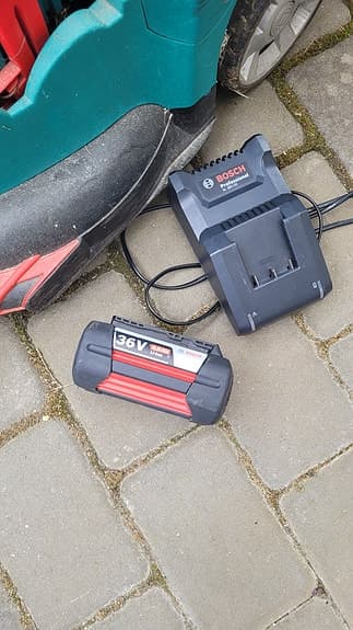 Bosch batteridriven gräsklippare 36V – laddare & uppsamlare ingår