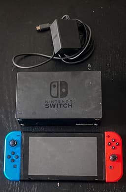 Nintendo Switch spelkonsol med docka och Joy-Con blå/röd