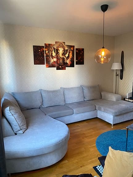 Modern stor grå soffa