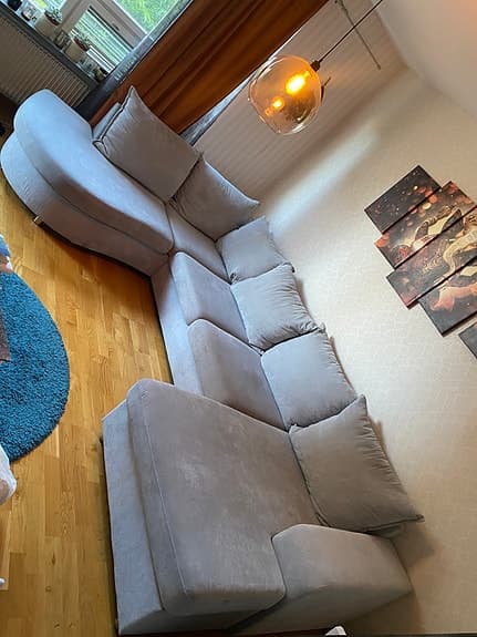 Modern stor grå soffa