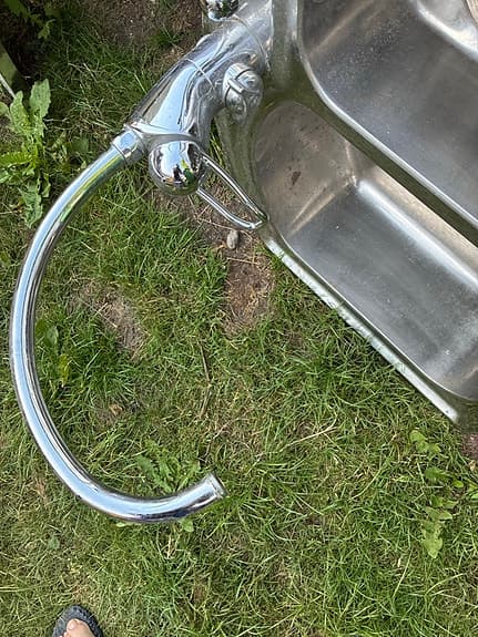 Rostfri diskbänk med dubbla hoar och blandare