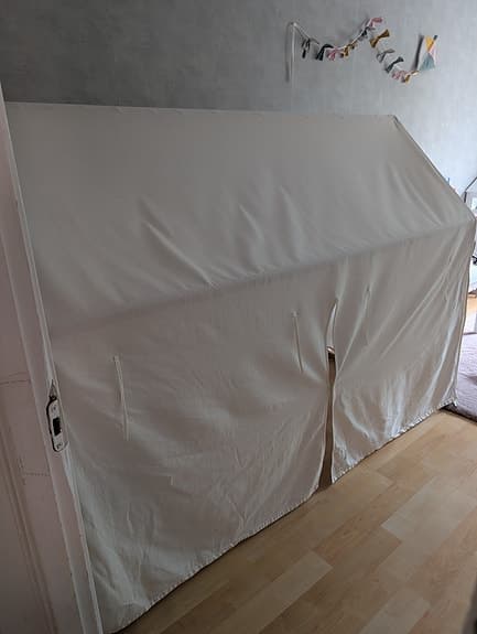 Hussäng med sänggardin