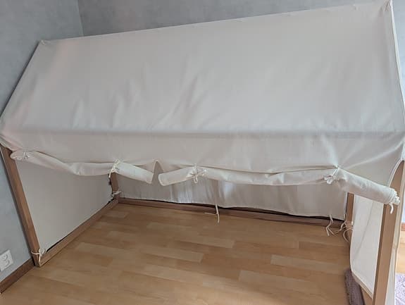 Hussäng med sänggardin