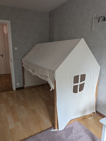 Hussäng med sänggardin
