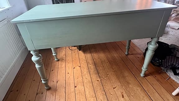 Fint modernt skrivbord i gammaldags utförande samt stol