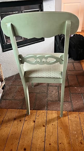 Fint modernt skrivbord i gammaldags utförande samt stol