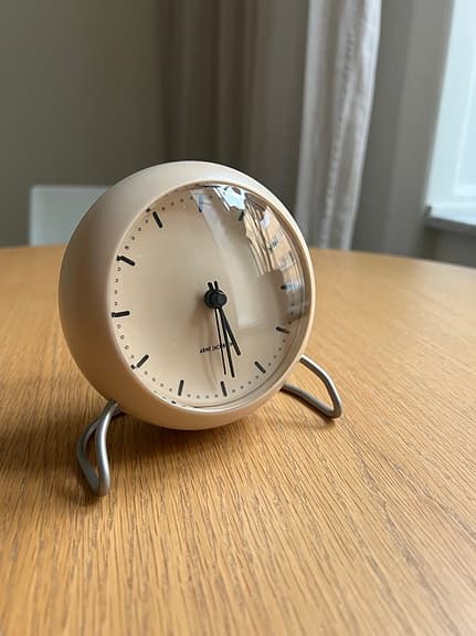 Arne Jacobsen City Hall Bordsklocka Sandy Beige