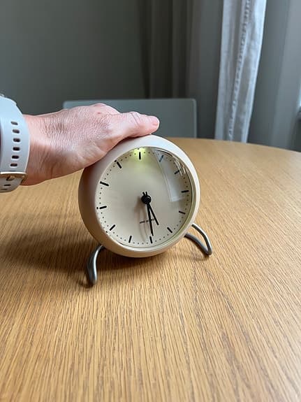 Arne Jacobsen City Hall Bordsklocka Sandy Beige