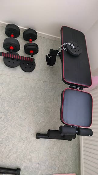 Komplett hemmagym i nyskick – träningsbänk med vikter