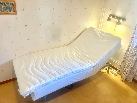 Justerbar säng med fin madrass