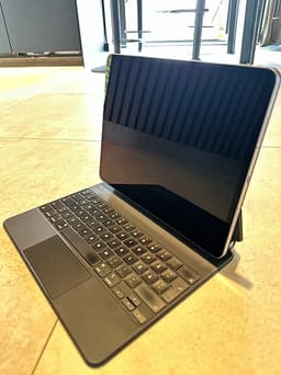 iPad Pro 12,9” (6:e gen) 128 GB + Magic Keyboard – Mycket fint skick