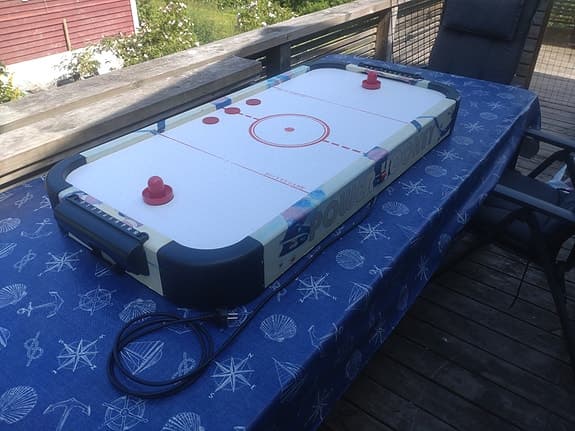 Airhockeyspel av lite större modell