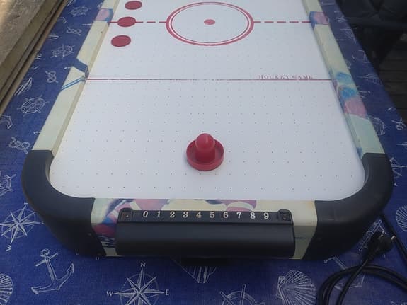 Airhockeyspel av lite större modell