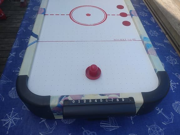 Airhockeyspel av lite större modell